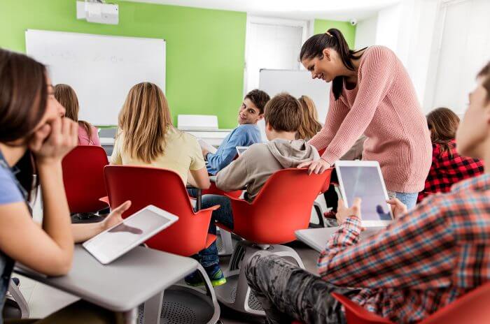 Enseignant aidant à l'usage des tablettes