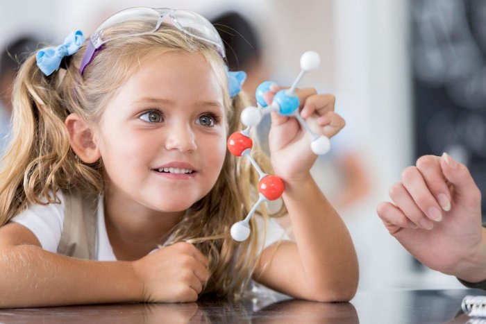 Élève du primaire en classe de sciences