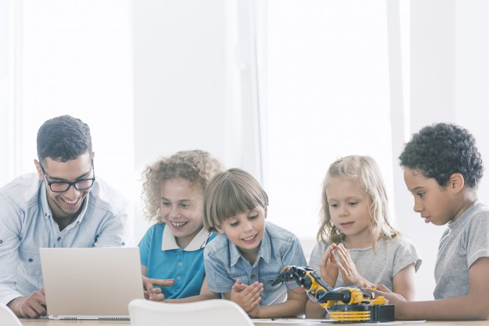 Enfant apprenant le coding