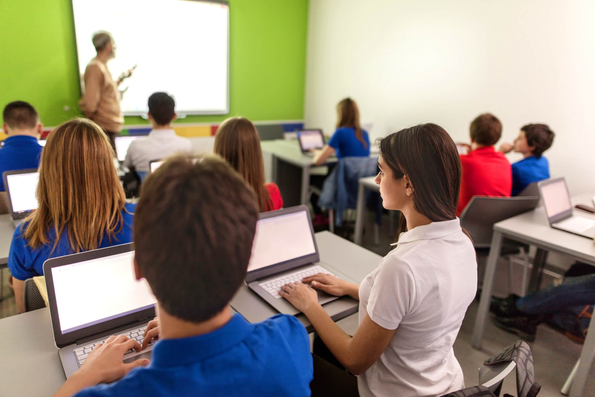 Salle de classe ordinateurs